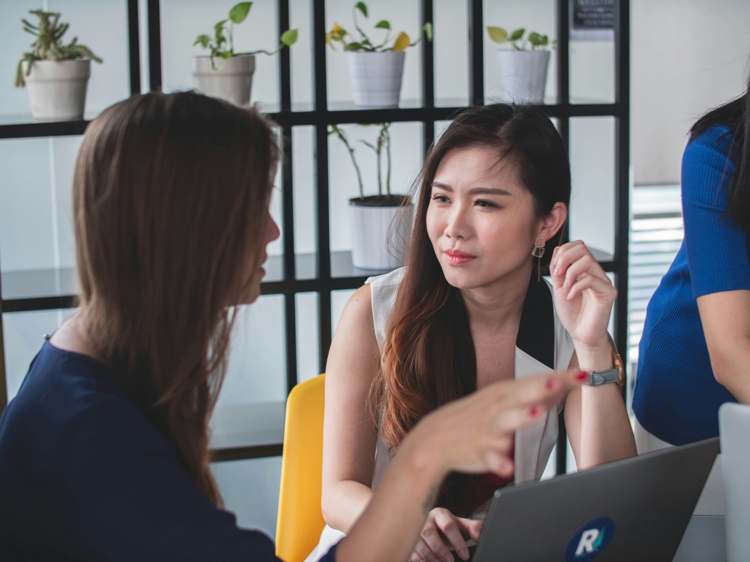 how to start a business in alabama - two ladies having a discussion